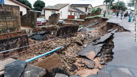 Nach heftigen Regenfällen in Durban sind am Dienstag eine Straße und ein Haus schwer beschädigt worden.