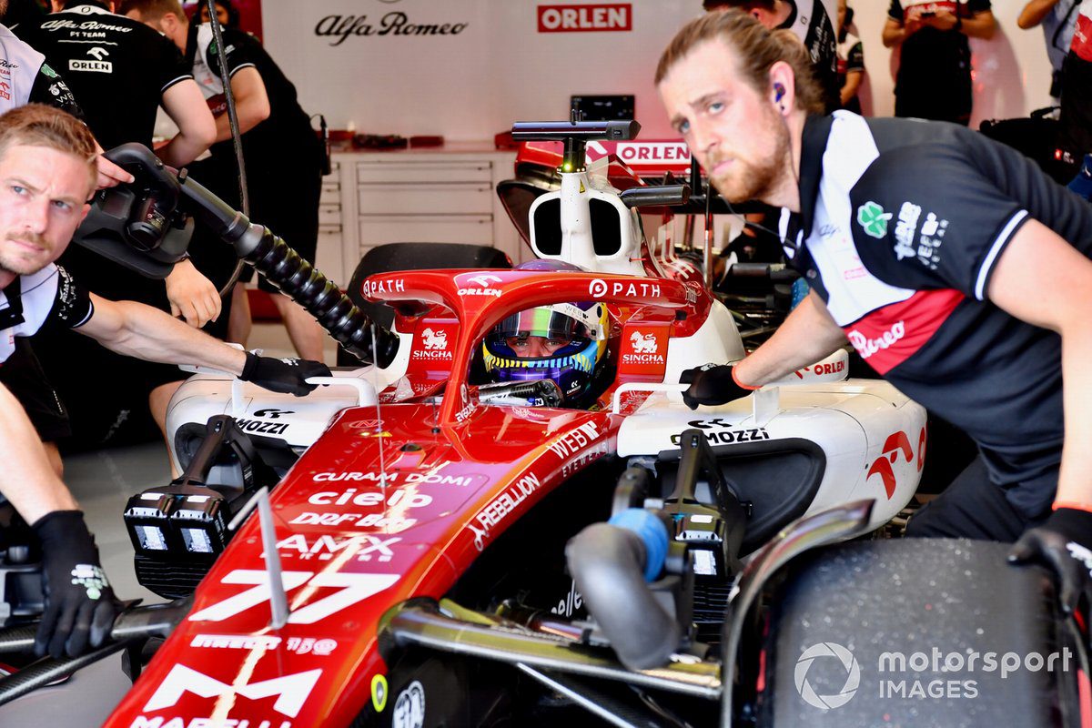 Valtteri Bottas, Alfa Romeo C42, in der Garage