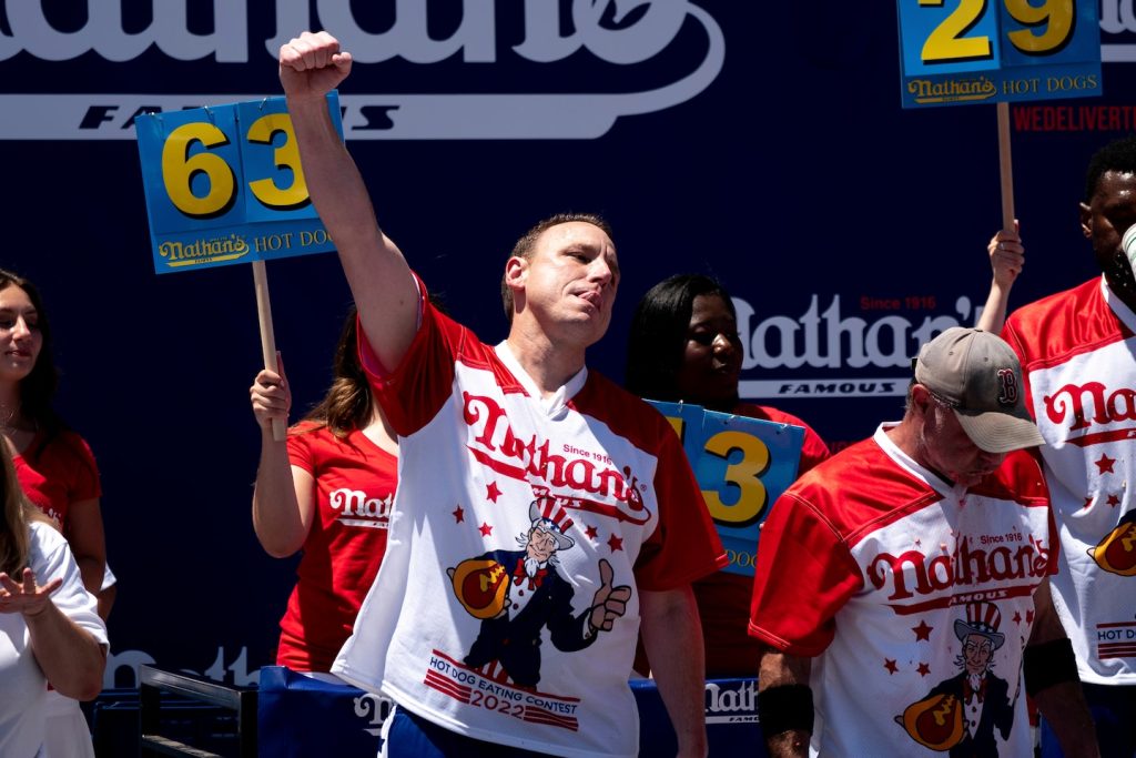 Joey Chestnut hat den Nathan Sausage Eating Contest gewonnen