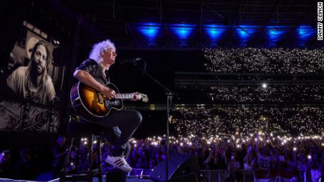 Die mit Stars besetzte Besetzung umfasste Queen-Gitarrist Brian May.