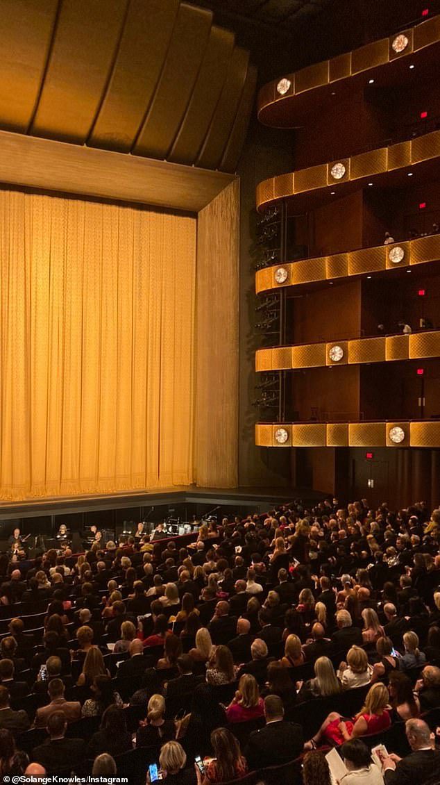 Starke Nachfrage: Später fügte sie ein Foto der überfüllten Menschenmenge im Lincoln Center hinzu