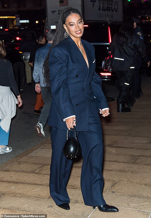 Ehrengast: Solange Knowles, 36, begann von Ohr zu Ohr zu blenden, als sie bei der Modegala im Herbst 2022 in New York City ankam, wo sie am Mittwoch mit ihrem Ballettensemble auftrat.