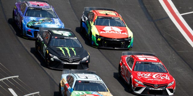 HAMPTON, GA - 10. JULI: Denny Hamlin, Fahrer Nr. 11 Coca-Cola Toyota, Kyle Busch, Fahrer Nr. 18 M&M's Crunchy Cookie Toyota, Kurt Bosch, Fahrer Nr. 45 Monster Energy Toyota, William Byron, Fahrer Nr. 24 Chevrolet Axelta, Alex Bowman, Rennfahrer des #48 Allie Milestone Chevrolet, während des Rennens der NASCAR Cup Series Quaker State 400 auf dem Atlanta Motor Speedway am 10. Juli 2022 in Hampton, Georgia.