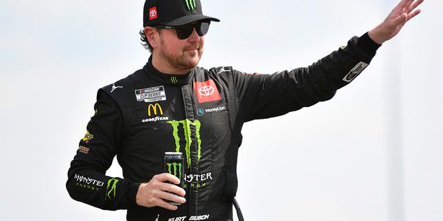 Kurt Busch, Fahrer von #45 Monster Energy Toyota, winkt den Fans auf der Bühne während der Fahrervorstellungen vor dem NASCAR Cup Series Ally 400 auf dem Nashville Superspeedway am 26. Juni 2022 in Lebanon, Tennessee zu.